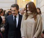 Carla Bruni-Sarkozy sera très proche de Nicolas Sarkozy pendant la campagne, s\'il le lui demande et s\'il est candidat. Ici au Noël de l\'Élysée, le 14 décembre 2011.