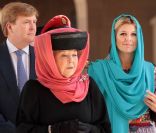 La reine Beatrix, le prince Willem-Alexander et la princesse Maxima des Pays-Bas visitaient la grande mosquée de Mascate au matin du 12 janvier 2012, dernier jour de leur visite officielle de trois jours au sultanat d'Oman.