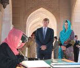  La reine signe le livre d'or de la mosquée... 
 La reine Beatrix, le prince Willem-Alexander et la princesse Maxima des Pays-Bas visitaient la grande mosquée de Mascate au matin du 12 janvier 2012, dernier jour de leur visite officielle de trois jours au sultanat d'Oman. 