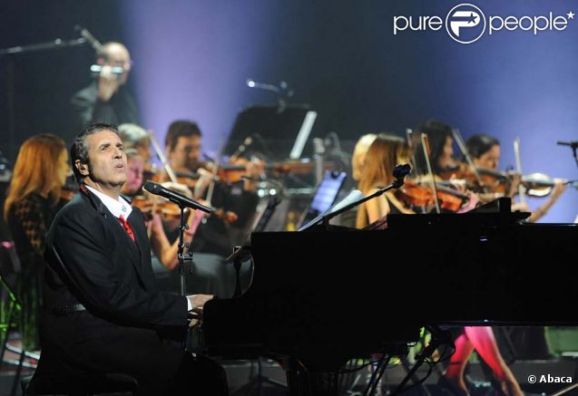 Julien Clerc, entouré de 40 musiciens symphoniques, au Palais des Congrès de Paris, le 13 janvier 2012.