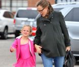 Jennifer Garner et sa fille Violet, à Los Angeles le 14 janvier 2012.