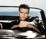 Justin Timberlake, élégant et sportif pour le parfum Play Sport de Givenchy, disponible en mars. 