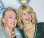 Laura Dern et sa mère Diane Ladd à la cérémonie des Golden Globes, à Los Angeles, le 15 janvier 2012.