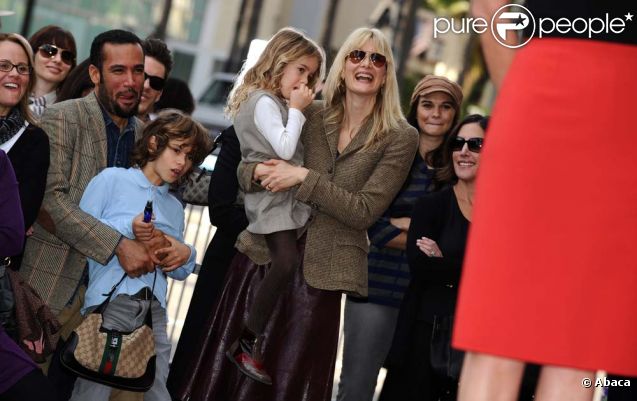Laura Dern, Ben Harper et leurs enfants à Los Angeles, le 16 décembre 2009. 