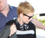 Michelle Williams, surprise à l\'aéroport de Los Angeles, était stylée avant d\'affronter plusieurs heures dans les airs. Le 16 janvier 2012.<br />