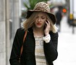 Fearne Cotton se rend dans les studios de BBC One dans un blazer noir et un pull brodé à Londres, le 20 janvier 2012. 