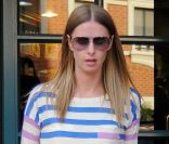 Nicky Hilton, parfaitement lookée - pull rayé, slim en jean, escarpins violets et sac Alexander Wang - pour une sortie en ville avec sa mère Kathy. Los Angeles, le 19 janvier 2012.<br />