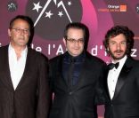 Jean Reno et Michaël Youn entourent Daniel Cohen lors de la cérémonie de cloture du 15e Festival international du film de Comédie de l'Alpe d'Huez le samedi 21 janvier 2012 