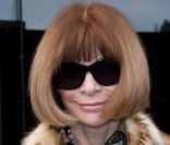 Anna Wintour sort du défilé Atelier Versace à l'École Nationale des Beaux-Arts de Paris, le 23 janvier 2012.