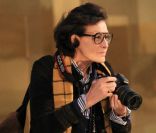 Inès de la Fressange, reporter lookée lors du défilé Atelier Versace. Paris, le 23 janvier 2012.