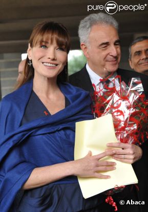Carla Bruni-Sarkozy et Michel Kazatchkine en Inde, le 6 décembre 2010.