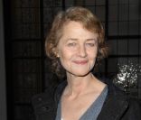 Charlotte Rampling lors du défilé Jean-Paul Gaultier, à Paris, le 25 janvier 2012.