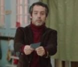 Images de Yann Barthès dans son premier rôle, Arthur Flèche, court métrage sur Canal +, ici au bureau de vote 