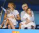 Charlene Riva et Myla Rose, les deux jumelles de Roger Federer le 26 janvier 2012 à Melbourne lors de sa demi-finale perdue face à Rafael Nadal lors de l'Open d'Australie