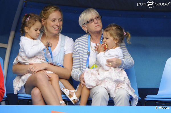 Charlene Riva et Myla Rose, les deux jumelles de Roger Federer le 26 janvier 2012 à Melbourne lors de sa demi-finale perdue face à Rafael Nadal lors de l'Open d'Australie