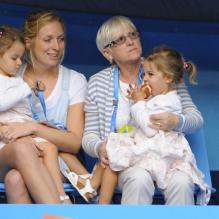 Charlene Riva et Myla Rose, les deux jumelles de Roger Federer le 26 janvier 2012 à Melbourne lors de sa demi-finale perdue face à Rafael Nadal lors de l'Open d'Australie