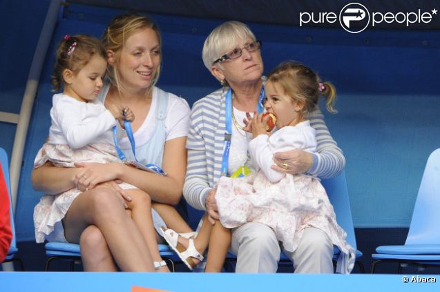 Charlene Riva et Myla Rose, les deux jumelles de Roger Federer le 26 janvier 2012 à Melbourne lors de sa demi-finale perdue face à Rafael Nadal lors de l'Open d'Australie