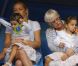 Charlene Riva et Myla Rose, les deux jumelles de Roger Federer le 26 janvier 2012 à Melbourne lors de sa demi-finale perdue face à Rafael Nadal lors de l'Open d'Australie