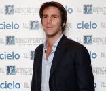 Le prince Emmanuel-Philibert de Savoie en promotion pour son émission Il Principiante. Il Lavoro nobilita, à Milan, le 26 janvier 2012. En janvier 2012, l\'époux de Clotilde Courau a révélé qu\'il avait été opéré en décembre 2011 d\'une tumeur nasale.