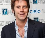 Emmanuel-Philibert de Savoie en promotion pour son émission Il Principiante. Il Lavoro nobilita, à Milan, le 26 janvier 2012. En janvier 2012, l\'époux de Clotilde Courau a révélé qu\'il avait été opéré en décembre 2011 d\'une tumeur nasale.