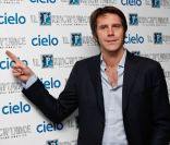 Le prince Emmanuel-Philibert de Savoie en promotion pour son émission Il Principiante. Il Lavoro nobilita, à Milan, le 26 janvier 2012. En janvier 2012, l\'époux de Clotilde Courau a révélé qu\'il avait été opéré en décembre 2011 d\'une tumeur nasale.