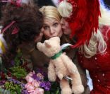 Claire Danes : Un ours en peluche, deux travestis et un défilé farfelu
