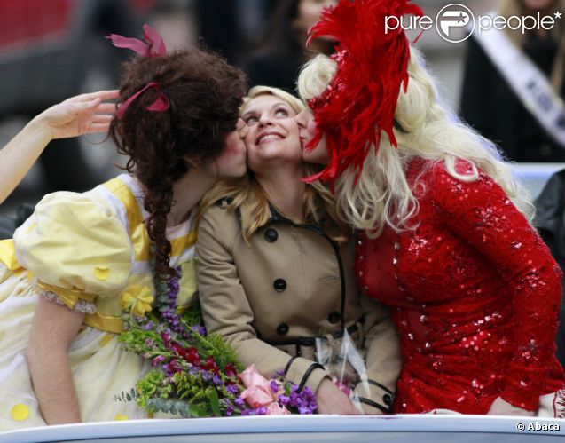 Claire Danes bien entourée lors de la parade Hasty Pudding Theatricals à Cambridge, Angleterre, le 26 janvier 2012.