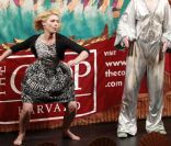 Claire Danes danse pour la Hasty Pudding Theatricals à Cambridge, Angleterre, le 26 janvier 2012.