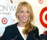 Blake Lively en manteau lors de la soirée de lancement de la collection Jason Wu pour Target, à New York, le 26 janvier 2012