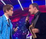 Justin Bieber reçoit un NRJ Music Award d'honneur des mains de Nikos Aliagas.