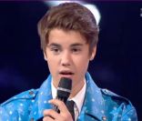 Justin Bieber reçoit un NRJ Music Award d'honneur.  
