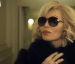 Image extraite du clip sexy  La Belle et la bête  d'Amanda Lear, janvier 2012.