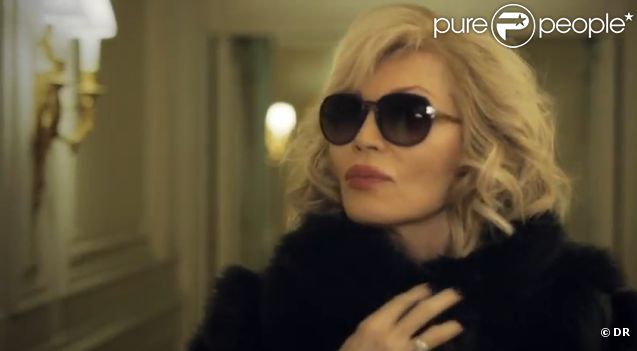 Image extraite du clip sexy  La Belle et la bête  d'Amanda Lear, janvier 2012.