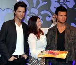 Les statues de cire de Robert Pattinson et Taylor Lautner, héros de Twilight, dans le musée de Madame Tussaud à Londres le 26 janiver 2012<br />