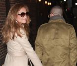 JLo et Casper Smart, main dans la main à la sortie du show avec David Letterman. New York, le 30 janvier 2012.