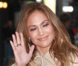 Jennifer Lopez salue ses fans à l\'entrée du Ed Sullivan Theater à New York, le 30 janvier 2012.