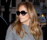 La superbe Jennifer Lopez, très stylée dans un manteau Paul é Joe Sister et des talons Jimmy Choo à son retour à l\'hôtel. New York, le 30 janvier 2012.