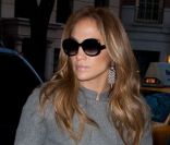 JLo, habillée d\'un manteau Paul & Joe Sister et de chaussures Jimmy Choo à New York, le 30 janvier 2012.