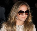 La superbe Jennifer Lopez dans son manteau Alberta Ferretti à New York, le 30 janvier 2012.