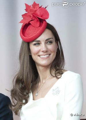 Le chapeau "feuille d'érable" de la duchesse Catherine, confectionné par Sylvia Fletcher pour Lock &amp; Co, a fait sensation le jour de la Fête nationale canadienne, le 1er juillet 2011. Un must de l'année ! 
 Fin janvier 2012, Catherine, duchesse de Cambridge, s'est vu décerner à la quasi-unanimité (91% des suffrages) le Hat Person of the Year Award réservé à la personnalité la mieux chapeautée de l'année par la vénérable Headwear Association basée en Californie !