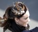 Un charmant chapeau résistant au vent pour la première sortie de Kate Middleton en tant que fiancée du prince William, en février 2011 à Anglesey.
Fin janvier 2012, Catherine, duchesse de Cambridge, s'est vu décerner à la quasi-unanimité (91% des suffrages) le Hat Person of the Year Award réservé à la personnalité la mieux chapeautée de l'année par la vénérable Headwear Association basée en Californie !