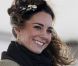 Un charmant chapeau résistant au vent pour la première sortie de Kate Middleton en tant que fiancée du prince William, en février 2011 à Anglesey.
Fin janvier 2012, Catherine, duchesse de Cambridge, s'est vu décerner à la quasi-unanimité (91% des suffrages) le Hat Person of the Year Award réservé à la personnalité la mieux chapeautée de l'année par la vénérable Headwear Association basée en Californie !