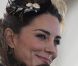 Un charmant chapeau résistant au vent pour la première sortie de Kate Middleton en tant que fiancée du prince William, en février 2011 à Anglesey.
Fin janvier 2012, Catherine, duchesse de Cambridge, s'est vu décerner à la quasi-unanimité (91% des suffrages) le Hat Person of the Year Award réservé à la personnalité la mieux chapeautée de l'année par la vénérable Headwear Association basée en Californie !