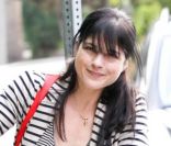 <p>Selma Blair garde le sourire dans ses difficultés quotidiennes. Los Angeles, le 30 janvier 2012.</p>
