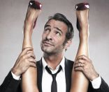 Jean Dujardin dans Les Infidèles provoque la colère des associations. 