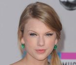 La beauté et la pureté de Taylor Swift ont fait d'elle la 60e femme la plus hot de 2012 et la 47e plus sexy de Twitter selon Askmen et Complex. 