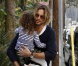 Gabriel Aubry va chercher sa fille Nahla à l\'école à Los Angeles le 1er février 2012