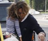 Très paternel, Gabriel Aubry va chercher sa fille Nahla à l\'école à Los Angeles le 1er février 2012