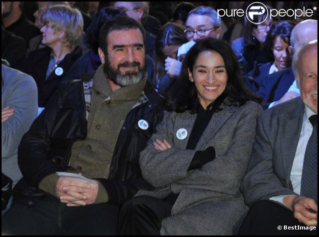 Eric Cantona et Rachida Brakni le 1er février 2012 à la Porte de Versailles à Paris pour la présentation du rapport annuel sur l'état du mal-logement en France de la Fondation Abbé Pierre 