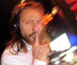 Le DJ Bob Sinclar lors de la soirée de lancement de son nouvel album Disco Crash, au no comment, à Paris, le 2 février 2012